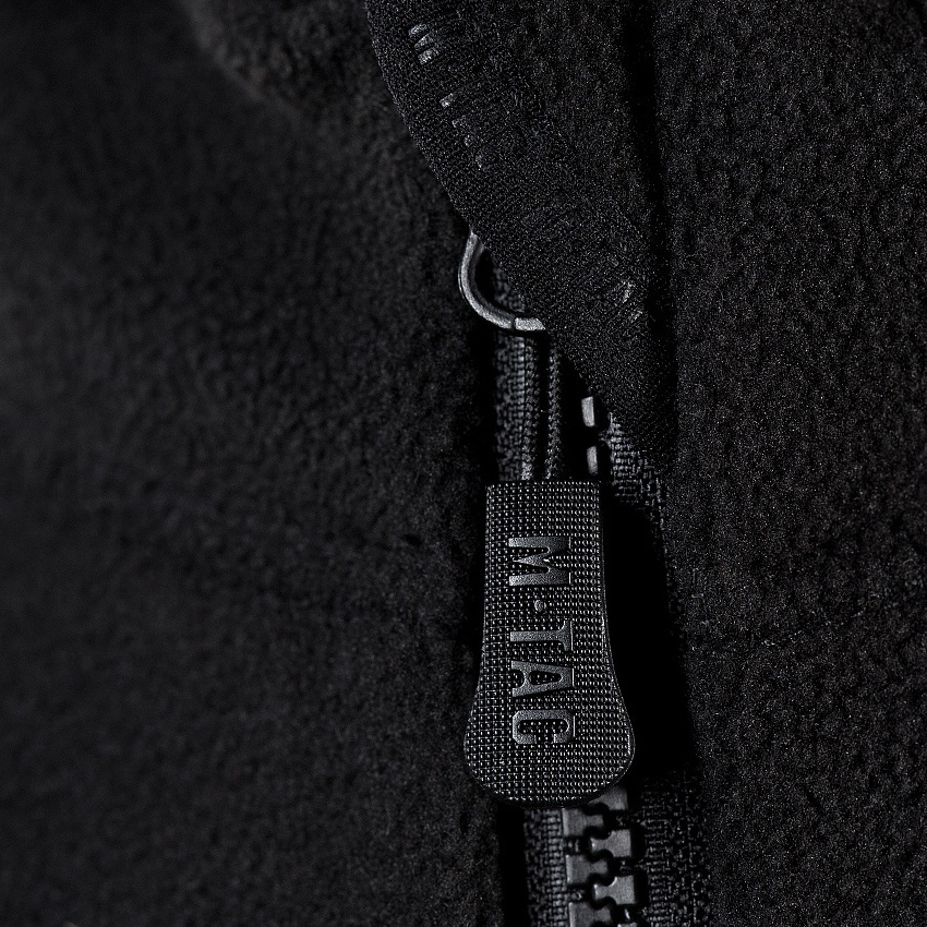 Skrócony suwak pod szyją (Anorak-style)