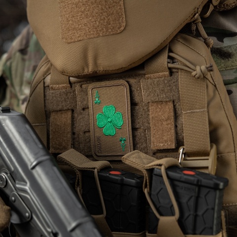 M-TAC Naszywka na rzep Szczęśliwa Karta Haftowana Coyote