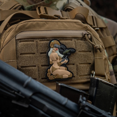 M-TAC Naszywka na rzep Morale Patch Tactical Girl #6 White Coyote V1 PVC